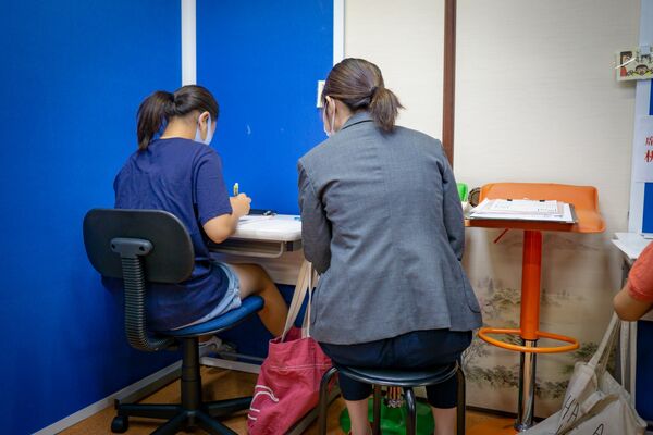 教室内の本棚と参考書